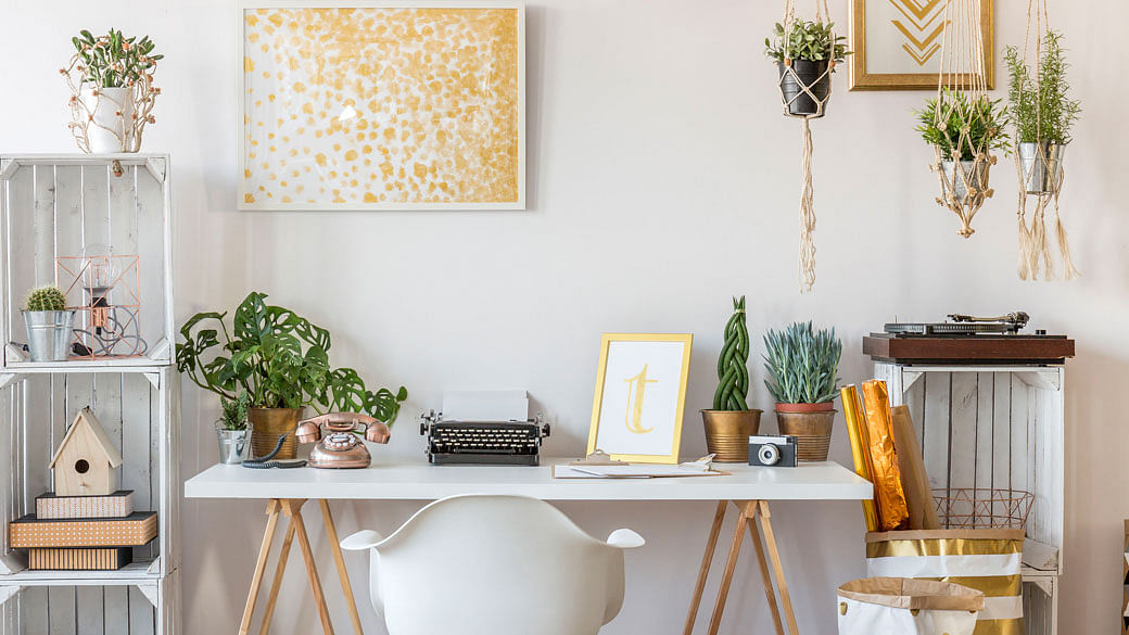 12 simple ways to decorate your desk to motivate you when ...