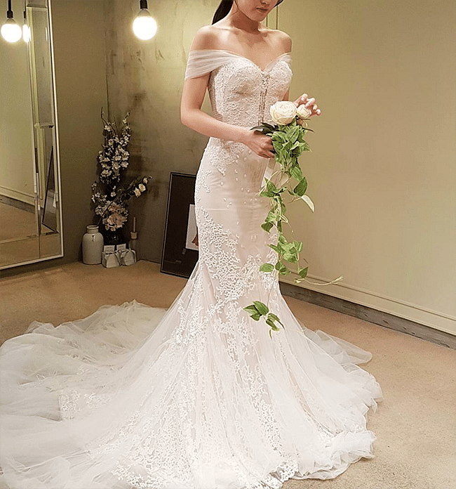 wedding dress for small bust